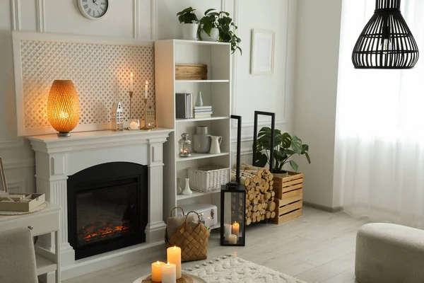风格新颖的客厅 有漂亮的壁炉和不同的装饰 室内设计 — 图库照片