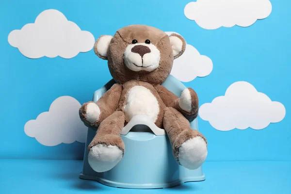 Teddy Orso Sul Vasino Bambino Contro Sfondo Azzurro Con Nuvole — Foto Stock