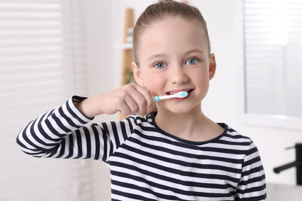 Cute Little Girl Myje Zęby Plastikową Szczoteczką Zębów Łazience — Zdjęcie stockowe