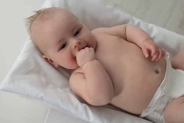 Carino Piccolo Bambino Sdraiato Scale Clinica — Foto Stock