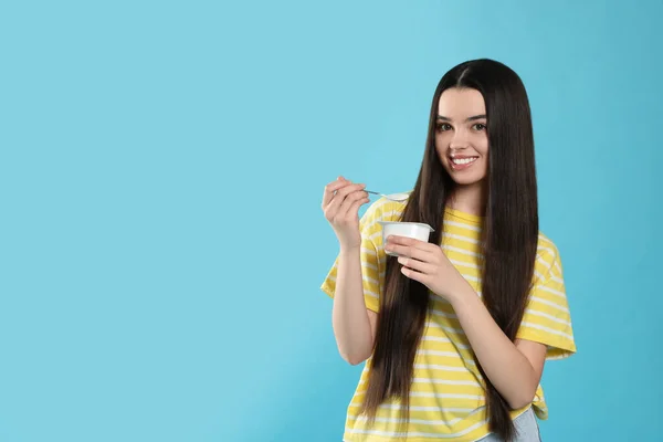Chica Adolescente Feliz Con Delicioso Yogur Cuchara Sobre Fondo Azul — Foto de Stock