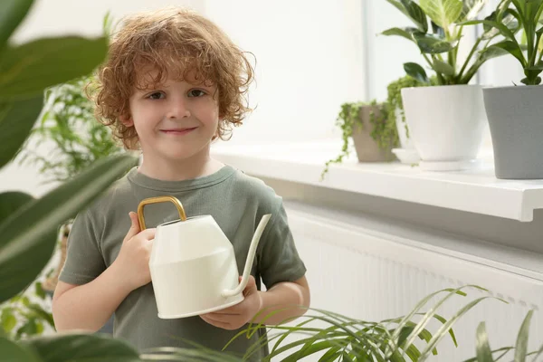Söt Liten Pojke Som Håller Vattenkanna Nära Vackra Gröna Växter — Stockfoto