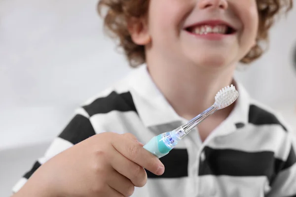 Liten Pojke Som Håller Elektrisk Tandborste Inomhus Närbild — Stockfoto