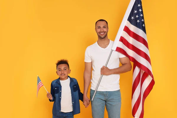 Julio Día Independencia Estados Unidos Feliz Hombre Hijo Con Banderas — Foto de Stock