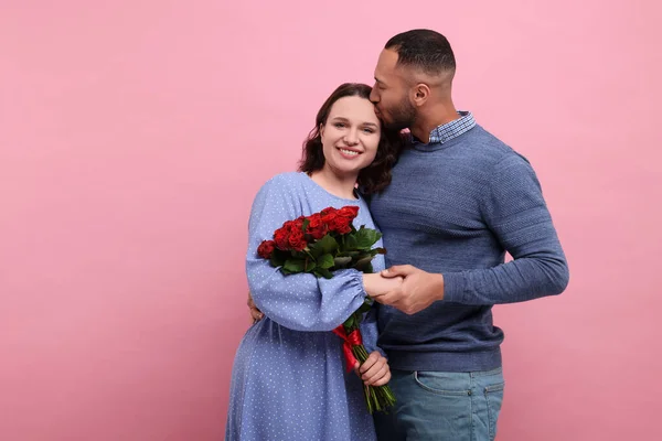 Happy Couple Celebrating Valentine Day Beloved Woman Bouquet Red Roses — Photo