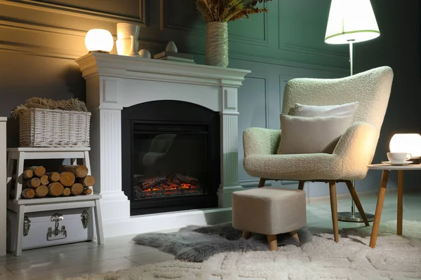 美しい暖炉 リビングルームで異なる装飾やアームチェア インテリアデザイン — ストック写真
