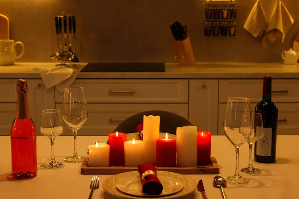 Romantische Sfeer Mooie Tafel Met Kaarsen Flessen Servies Geserveerd Voor — Stockfoto
