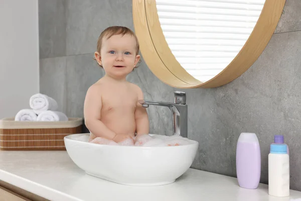 Bonito Bebê Tomando Banho Lavatório Casa — Fotografia de Stock