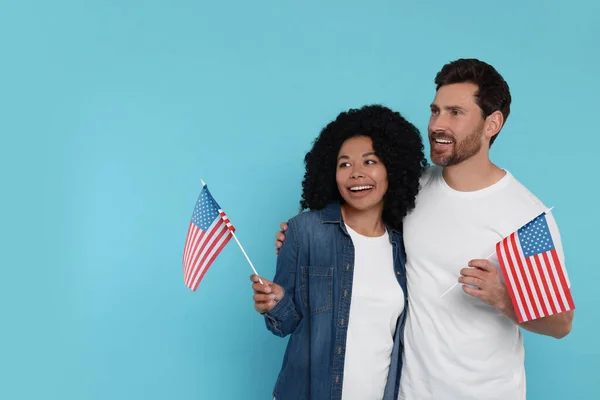 Julio Día Independencia Estados Unidos Pareja Feliz Con Banderas Americanas —  Fotos de Stock