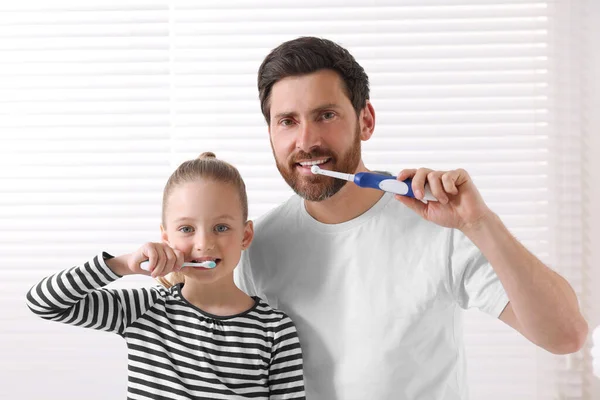 Ojciec Jego Córka Myją Zęby Razem Domu — Zdjęcie stockowe
