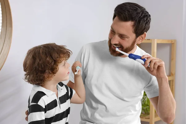 Ojciec Jego Syn Myją Zęby Razem Łazience — Zdjęcie stockowe
