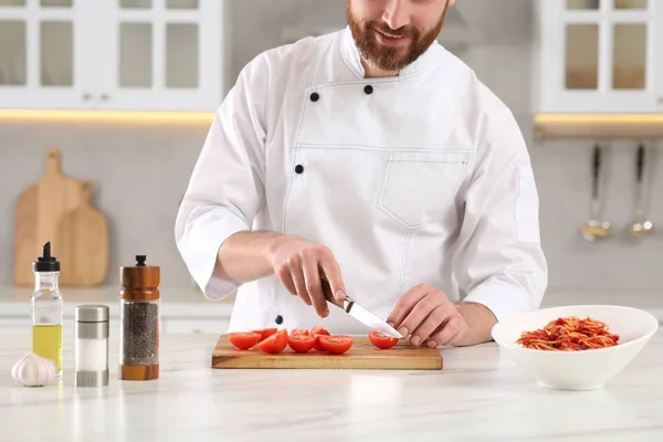 Profissional Chef Corte Tomates Para Espaguete Delicioso Mesa Mármore Cozinha — Fotografia de Stock