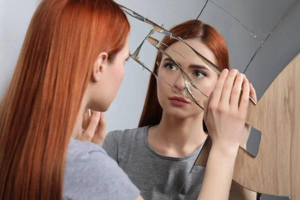 Sorglig Ung Kvinna Lider Psykiska Problem Nära Bruten Spegel — Stockfoto