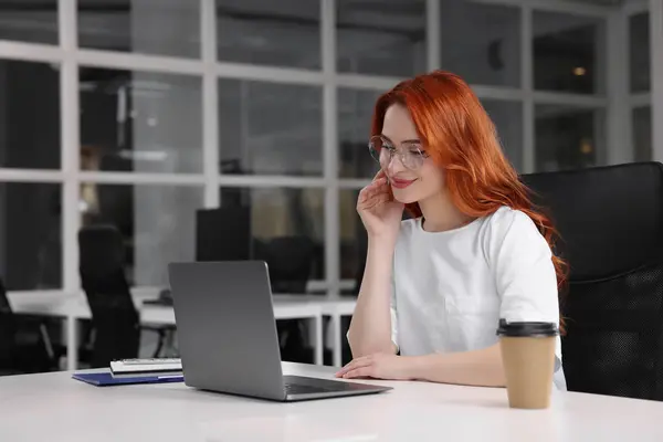 Gelukkig Vrouw Werken Met Laptop Aan Wit Bureau Office — Stockfoto