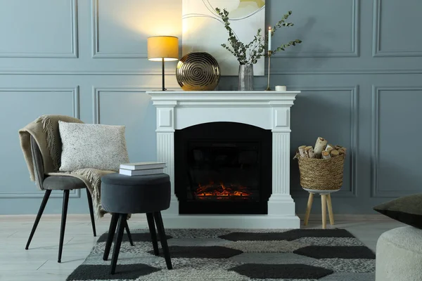美しい暖炉 リビングルームで異なる装飾 薪やアームチェア インテリアデザイン — ストック写真