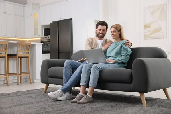 Glückliches Paar Mit Laptop Auf Sofa Hause — Stockfoto