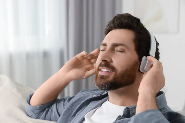 Schöner Mann Hört Musik Mit Kopfhörern Haus — Stockfoto