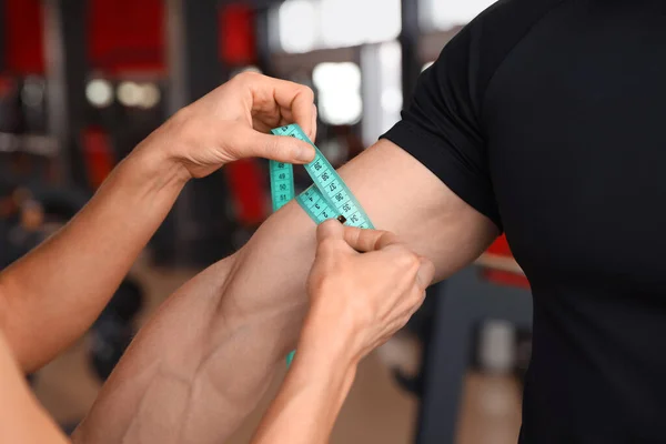 Entrenador Que Mide Los Bíceps Del Hombre Con Cinta Adhesiva —  Fotos de Stock