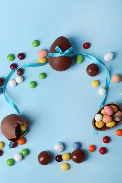 Marco Hecho Sabrosos Huevos Chocolate Diferentes Caramelos Sobre Fondo Azul — Foto de Stock