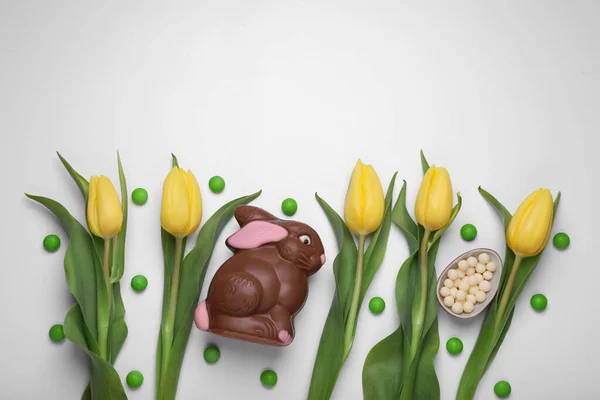 Плоская Композиция Шоколадным Кроликом Тюльпаны Конфеты Белом Фоне Пространство Текста — стоковое фото