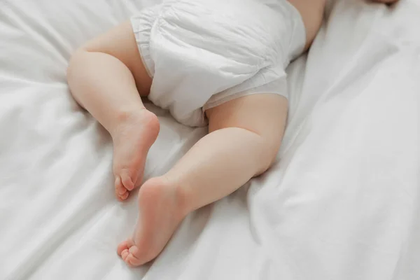 Маленька Дитина Підгузник Білому Ліжку Крупним Планом — стокове фото