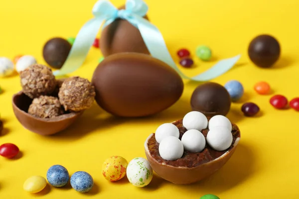Вкусные Шоколадные Яйца Конфеты Желтом Фоне — стоковое фото