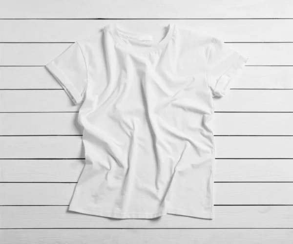 Stilvolles Shirt Auf Weißem Holzhintergrund Draufsicht — Stockfoto