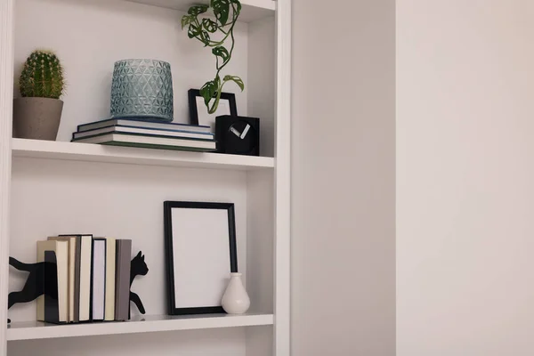 インテリアデザイン スタイリッシュなアクセサリー 鉢植えや本を室内に棚 テキストのスペース — ストック写真