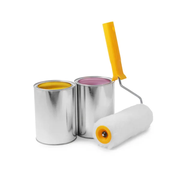 白を背景に異なる塗料やローラーを持つ缶 — ストック写真