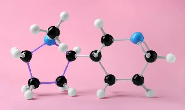 Pembe Arka Planda Nikotin Molekülü Kimyasal Model — Stok fotoğraf