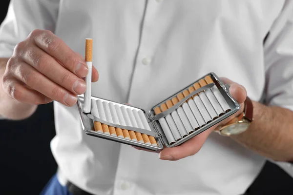 Hombre Tomando Cigarrillo Titular Sobre Fondo Negro Primer Plano —  Fotos de Stock
