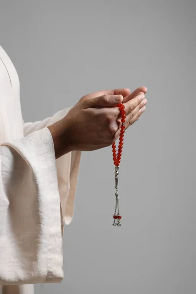 ミサバハを持つイスラム教徒の女性は ライトグレーの背景に祈ります クローズアップ — ストック写真