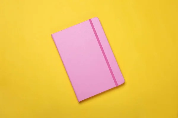 Uzavřený Růžový Notebook Žlutém Pozadí Horní Pohled — Stock fotografie