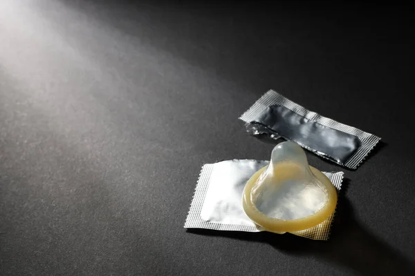 Packa Upp Kondom Och Trasiga Paket Svart Bakgrund Utrymme För — Stockfoto
