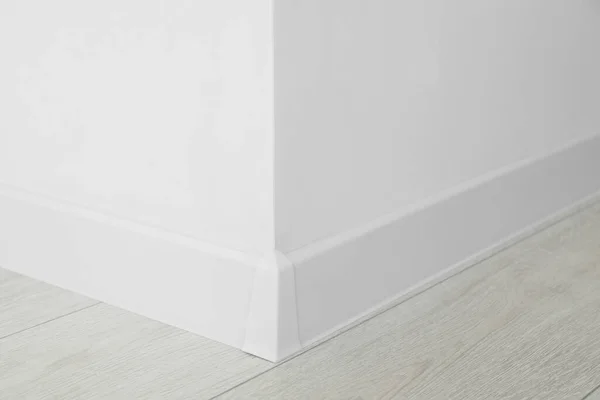 Plinto Branco Com Conector Piso Laminado Perto Parede Dentro Casa — Fotografia de Stock