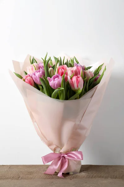 Bouquet Bellissimi Tulipani Tavolo Legno — Foto Stock
