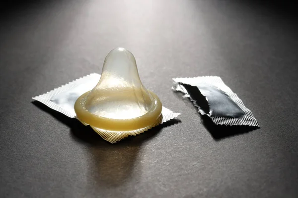 Packa Upp Kondom Och Trasiga Paket Svart Bakgrund Säkert Sex — Stockfoto