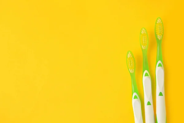 Sarı Arka Planda Diş Fırçaları Düz Yatış Metin Için Boşluk — Stok fotoğraf