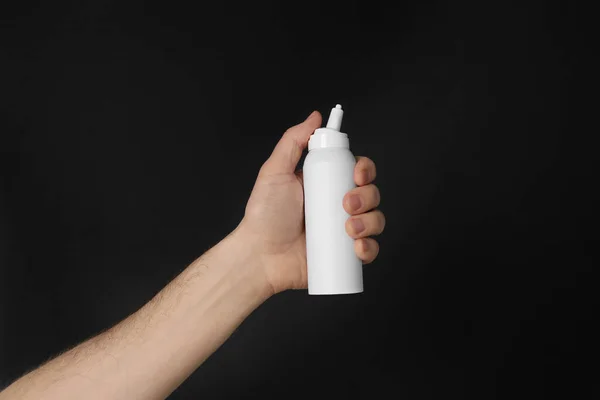 Homem Segurando Spray Nasal Fundo Preto Close — Fotografia de Stock