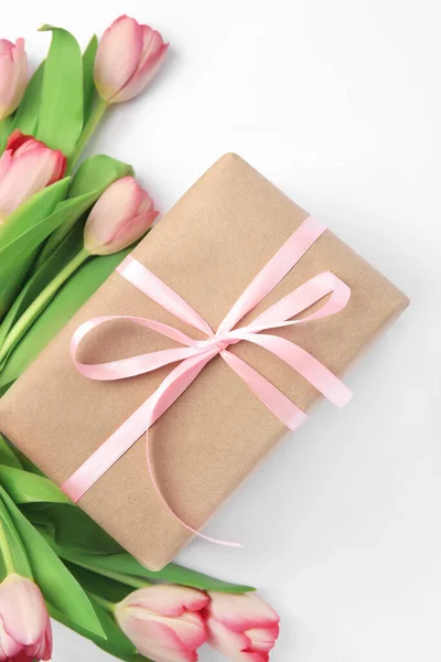 Bella Confezione Regalo Con Fiocco Tulipani Rosa Sfondo Bianco Posa — Foto Stock