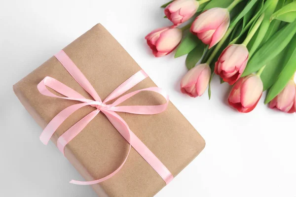 Belle Boîte Cadeau Avec Arc Tulipes Roses Sur Fond Blanc — Photo