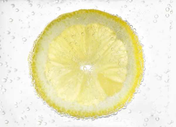 Saftige Zitronenscheibe Sodawasser Nahaufnahme — Stockfoto