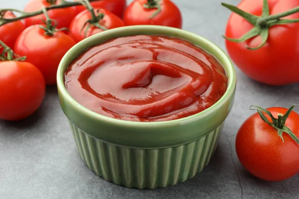 Schaal Van Smakelijke Ketchup Tomaten Lichtgrijze Tafel Close — Stockfoto