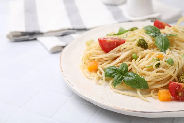 Köstliche Pasta Primavera Mit Tomaten Basilikum Und Brokkoli Auf Weißem — Stockfoto