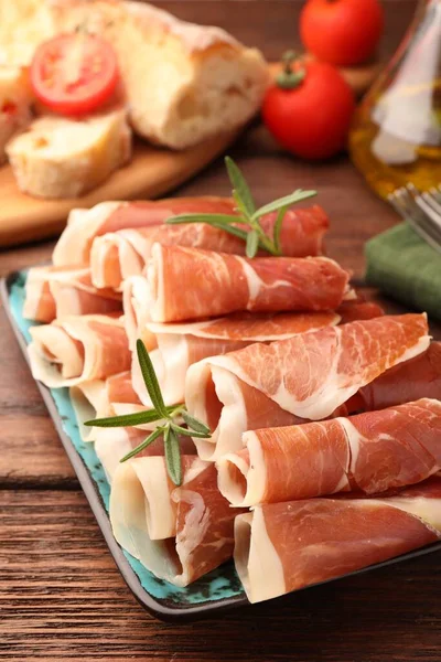 Fette Laminate Delizioso Jamon Con Rosmarino Sul Tavolo Legno — Foto Stock