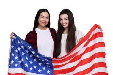 4 Temmuz - Amerika 'nın Bağımsızlık Günü. Beyaz arka planda ABD bayrağı taşıyan mutlu anne ve kız.