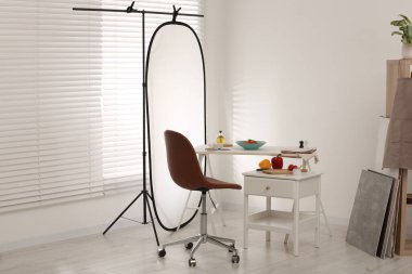 Profesyonel ekipman ve kompozisyon. Stüdyoda beyaz ahşap masada lezzetli bir spagetti. Yemek fotoğrafçılığı