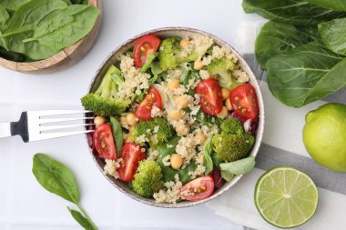 Sağlıklı yemek. Beyaz masada kinoalı, nohutlu ve sebzeli lezzetli salata.