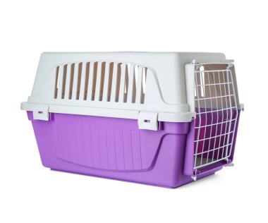 Beyaz üzerine izole edilmiş evcil hayvan için mor taşıyıcı