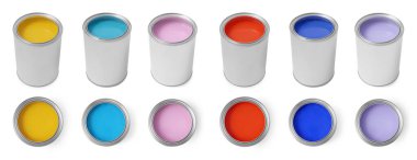 Beyaz, üst ve yan görünümlerde izole edilmiş teneke kutulardaki farklı renklerin boyalarıyla kolaj